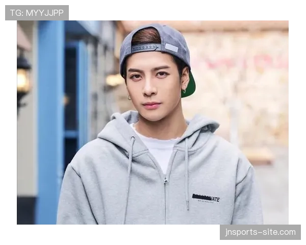 孙准浩在韩国喝个咖啡都要被拍，这哪是球员啊简直顶流爱豆